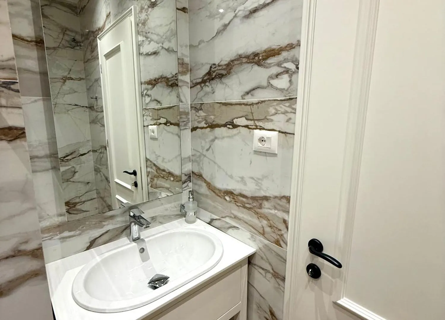 Limani Luxury Apartments Beachfront Sarandë 0*,